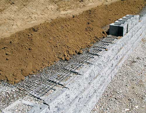 geogrid placed under blocks behind a retaining wall